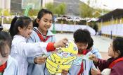甘肃兰州：城关区桃树坪小学举办风筝节