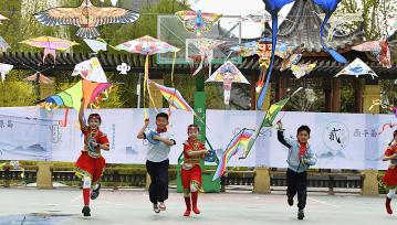 甘肃兰州：城关区桃树坪小学举办风筝节