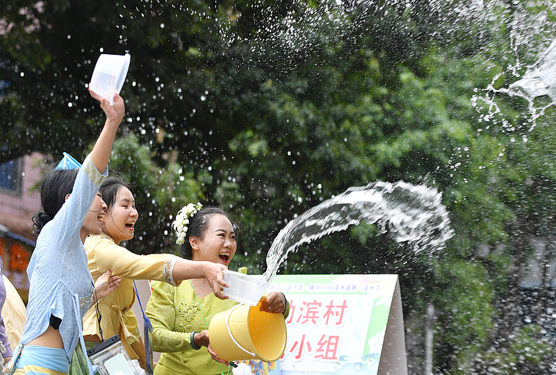 云南澜沧：万人同庆泼水节