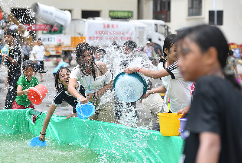 云南澜沧：万人同庆泼水节