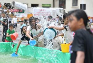 云南澜沧：万人同庆泼水节