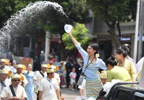 云南澜沧：万人同庆泼水节