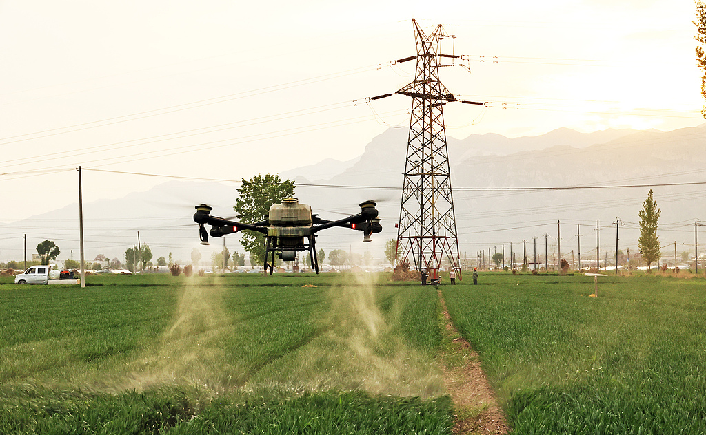 山西襄汾：农民开展麦田喷药作业