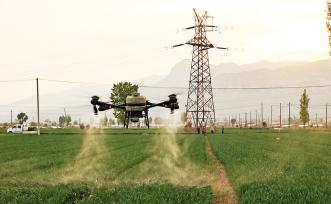 山西襄汾：农民开展麦田喷药作业