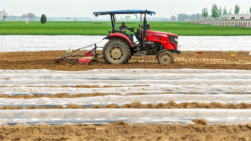 河南商丘：农民不误农时开展春耕