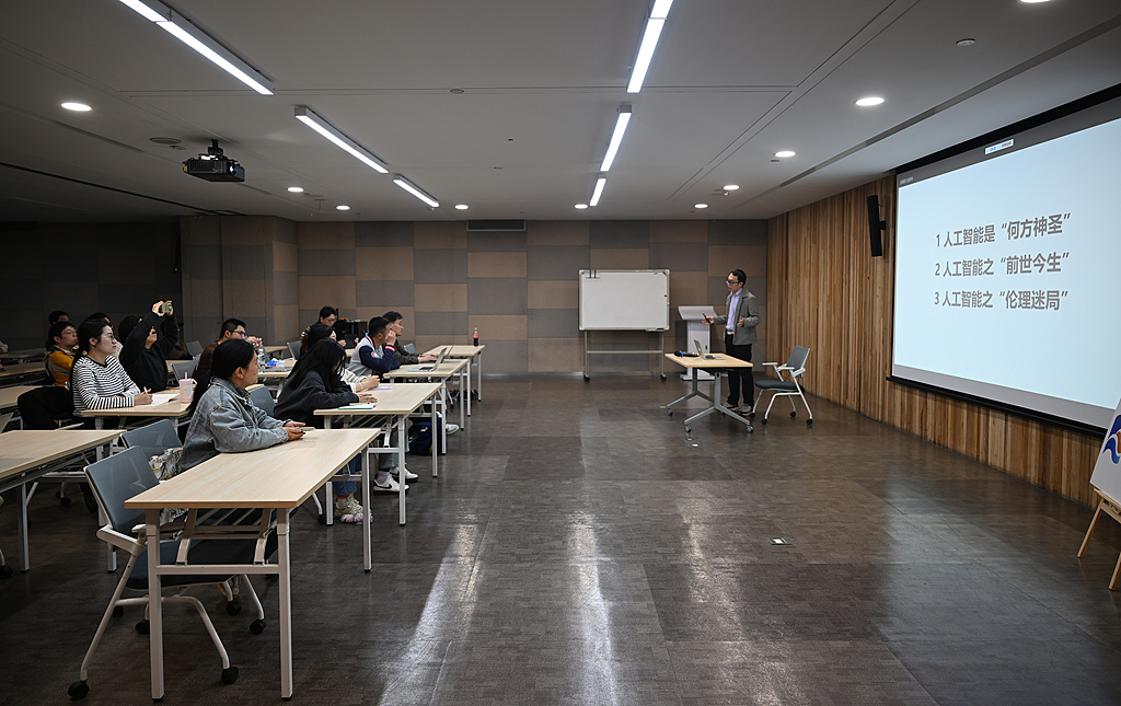 浙江杭州：青年夜校AI培训受追捧
