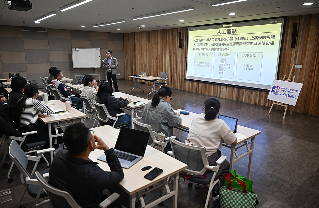 浙江杭州：青年夜校AI培训受追捧