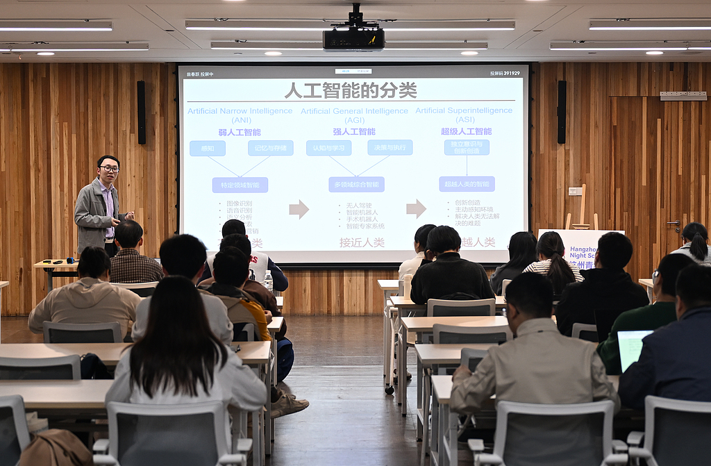 浙江杭州：青年夜校AI培训受追捧