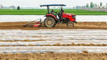 河南商丘：农民不误农时开展春耕