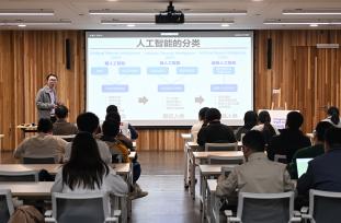 浙江杭州：青年夜校AI培训受追捧