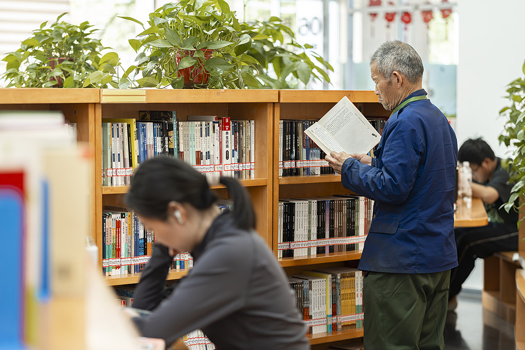 山西运城：市民在河东书房内安静阅读