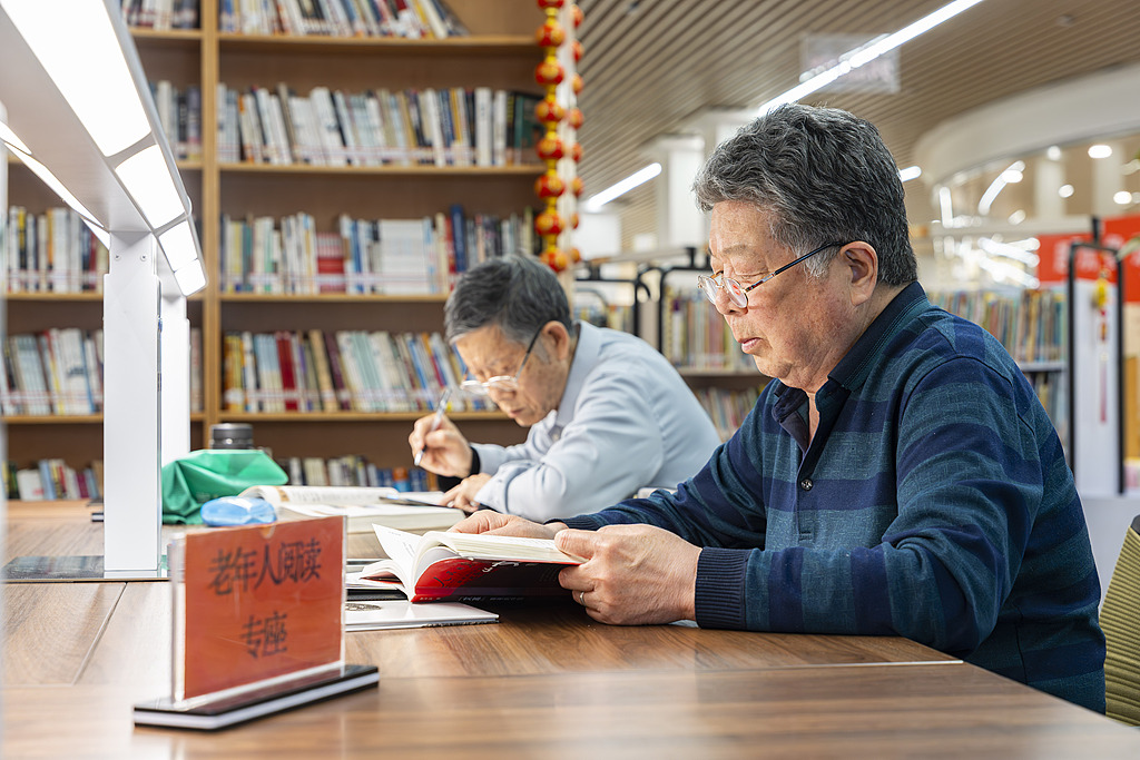 山西运城：市民在河东书房内安静阅读