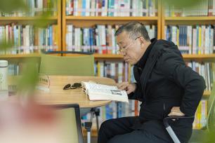 山西运城：市民在河东书房内安静阅读