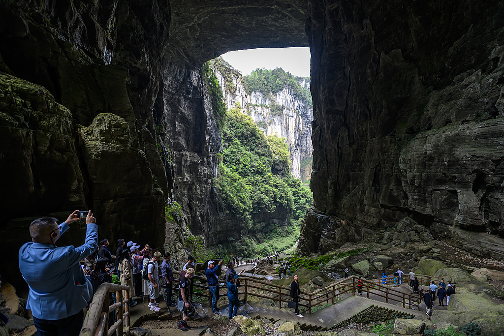 重庆：游客在武隆天生三桥景区游览拍照