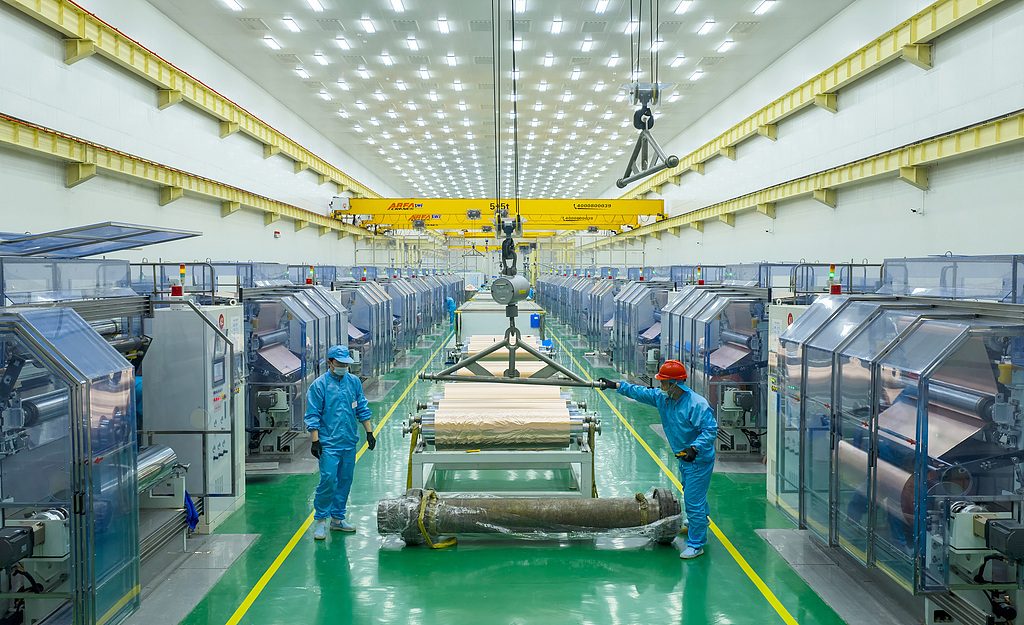 河南三门峡：工人生产高端锂电铜箔