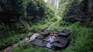 重庆：游客在武隆天生三桥景区游览拍照