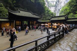 重庆：游客在武隆天生三桥景区游览拍照