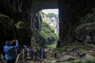 重庆：游客在武隆天生三桥景区游览拍照
