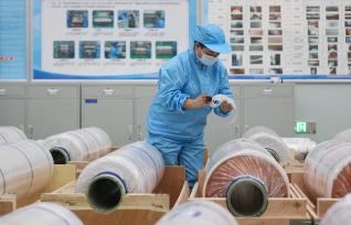 河南三门峡：工人生产高端锂电铜箔