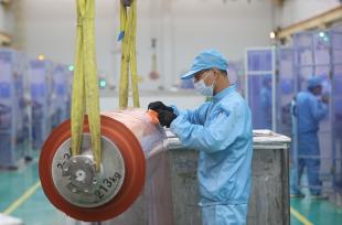 河南三门峡：工人生产高端锂电铜箔