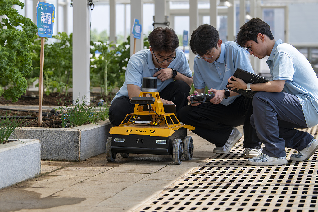 浙江金华：AI农业巡检机器人开展巡检