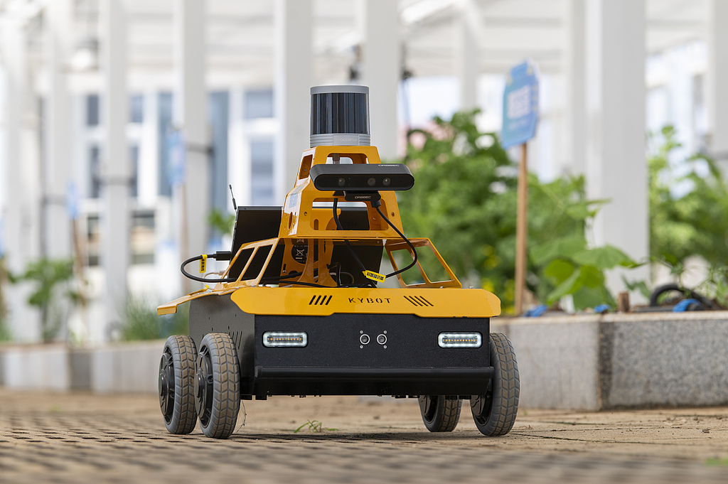 浙江金华：AI农业巡检机器人开展巡检