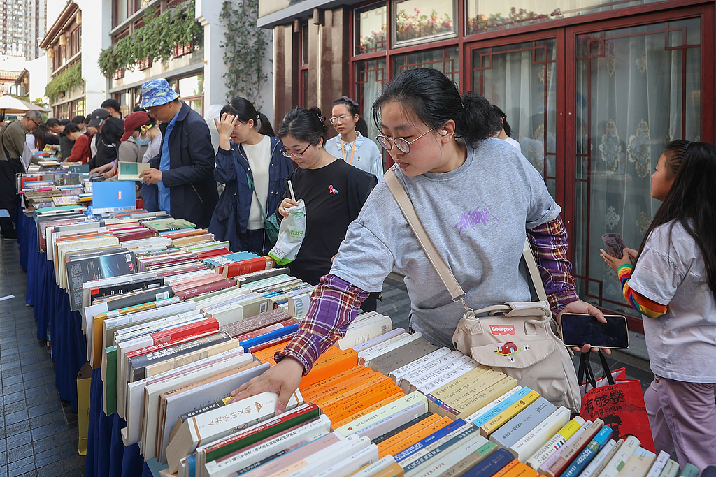 江苏南京：民众逛金陵旧书市集