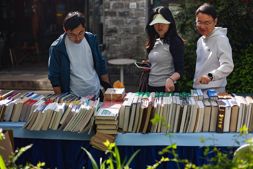 江苏南京：民众逛金陵旧书市集