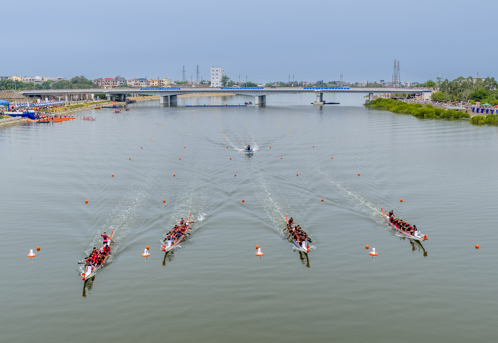 海南东方：三月三龙舟赛精彩纷呈