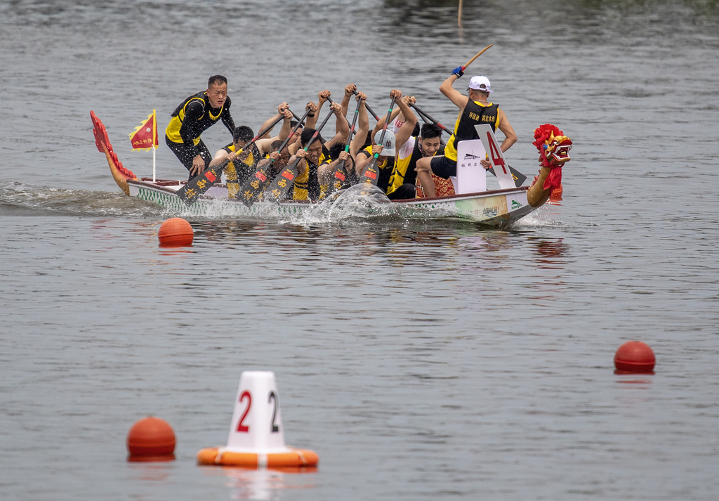海南东方：三月三龙舟赛精彩纷呈