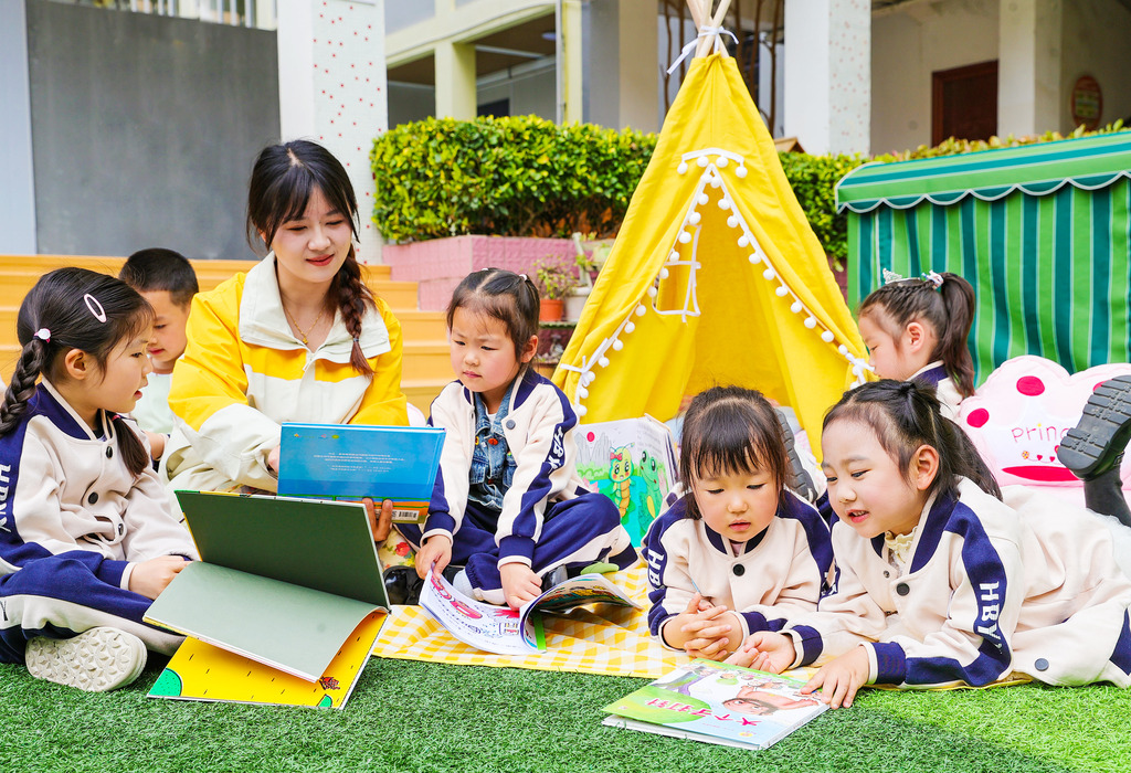 安徽淮北：萌娃在自然中感受阅读乐趣