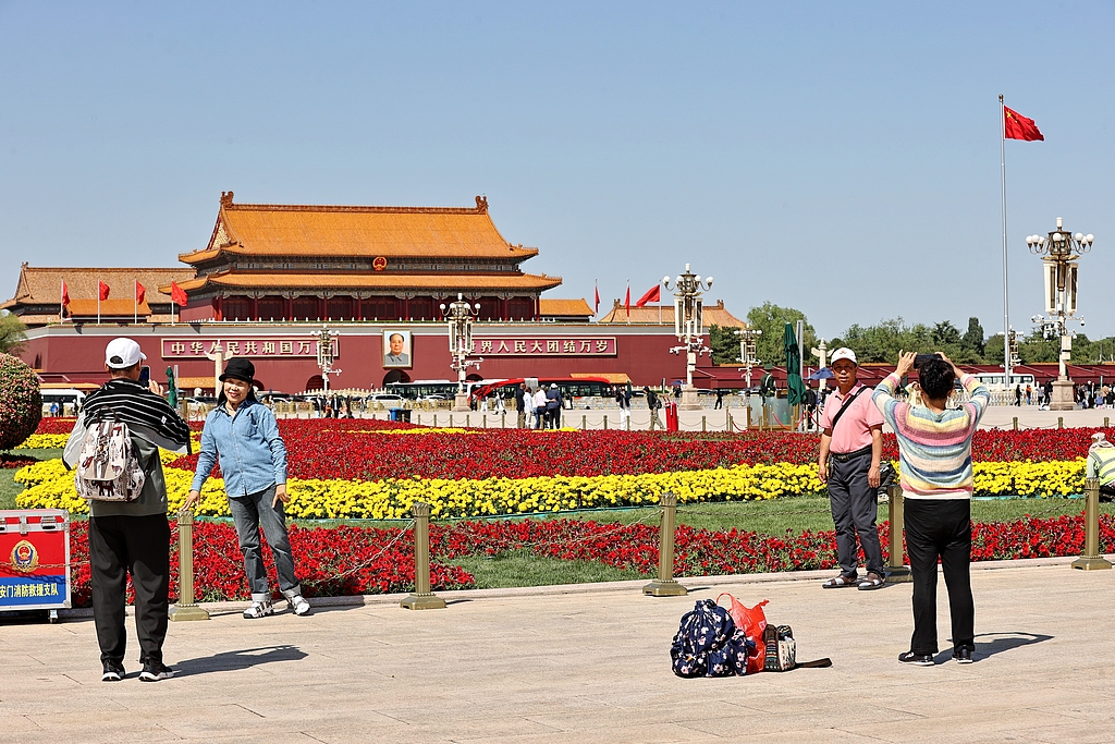 北京：天安门广场布置花坛迎“五一”