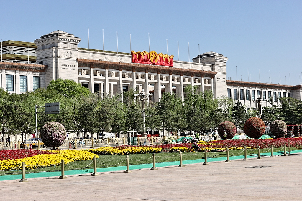 北京：天安门广场布置花坛迎“五一”