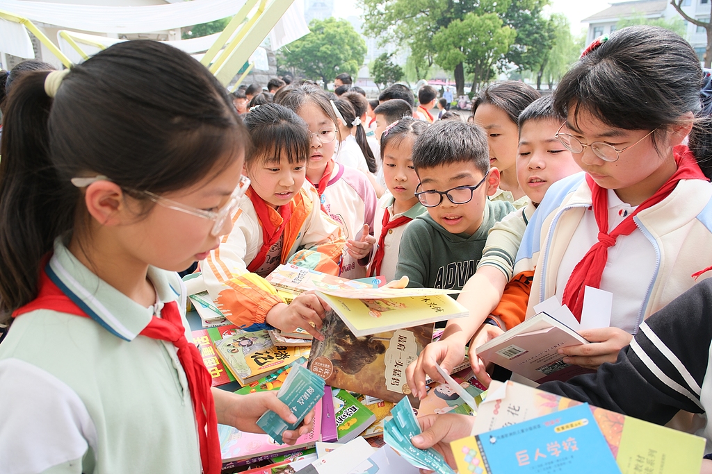 浙江绍兴：小学生在旧书市集挑选喜爱的书籍