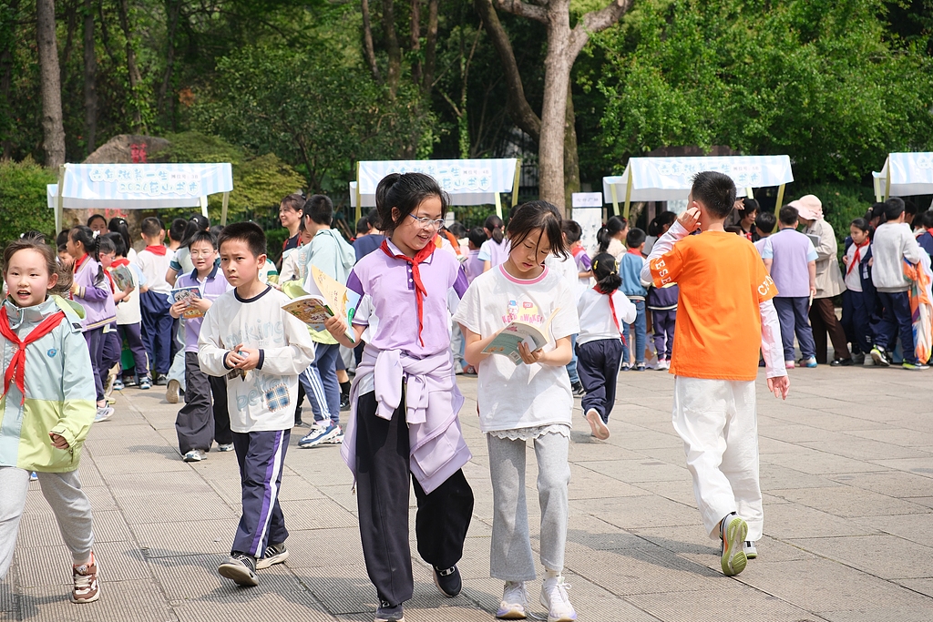 浙江绍兴：小学生在旧书市集挑选喜爱的书籍