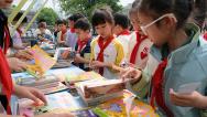 浙江绍兴：小学生在旧书市集挑选喜爱的书籍