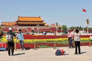 北京：天安门广场布置花坛迎“五一”