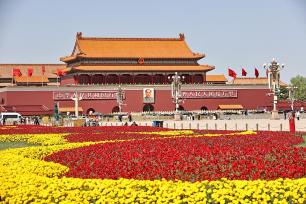 北京：天安门广场布置花坛迎“五一”