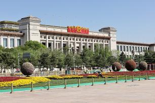 北京：天安门广场布置花坛迎“五一”