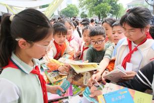 浙江绍兴：小学生在旧书市集挑选喜爱的书籍