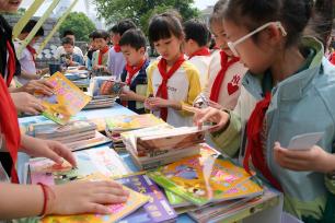浙江绍兴：小学生在旧书市集挑选喜爱的书籍