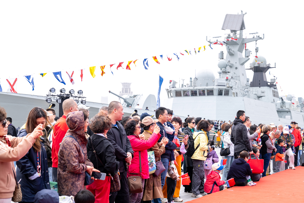 上海：市民参观现役主力舰艇