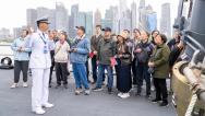 上海：市民参观现役主力舰艇