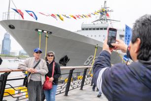 上海：市民参观现役主力舰艇