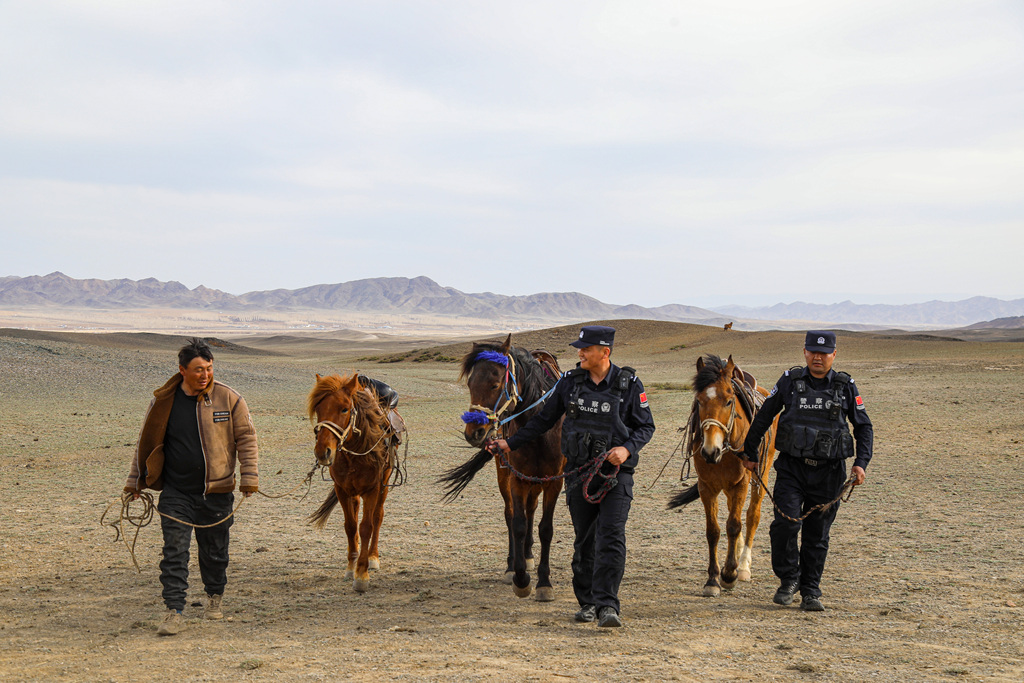 新疆阿勒泰：边境民警护航牧民春季转场