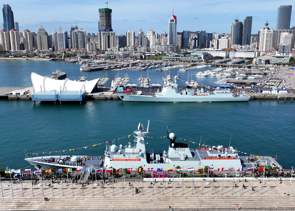 山东青岛：公众近距离参观海军舰艇