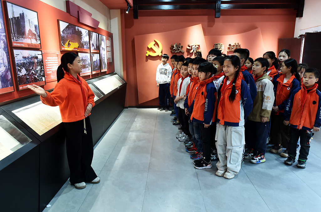 重庆：师生同上思政课 传承红色基因