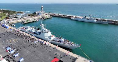 山东青岛：公众近距离参观海军舰艇