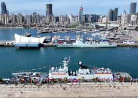 山东青岛：公众近距离参观海军舰艇