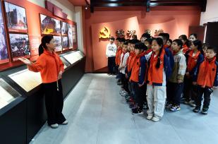 重庆：师生同上思政课 传承红色基因